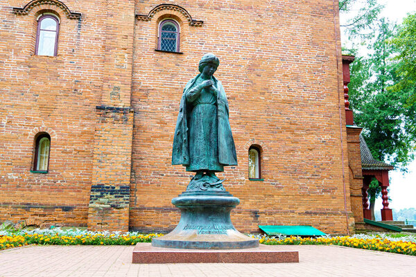 Углич, Россия - 16 августа 2020 года: Памятник убитому Царевичу Дмитрию. Угличский кремль