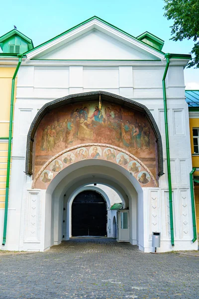 Sergiev Posad Rússia Agosto 2020 Portão Com Afrescos Santíssima Trindade — Fotografia de Stock