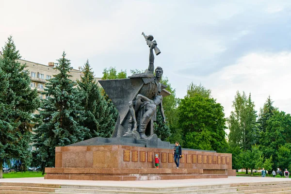ロシアのホストロマ 2020年8月12日 大祖国戦争の英雄記念碑 — ストック写真