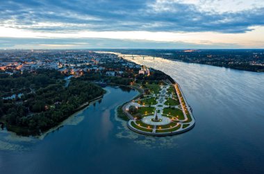 Yaroslavl, Rusya. Strelka Parkı, Volga ve Kotorosl nehirleri, hava manzarası. Alacakaranlık