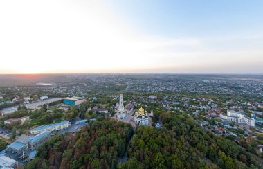 Stavropol, Rusya. Tanrı 'nın Annesi Kazan Simgesi Katedrali. Gün batımında hava manzarası. Düş