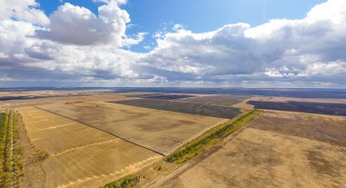 - Rusya. Sonbahar tarlalarında sağanak yağmur bulutları. Steppe. Hava görünümü