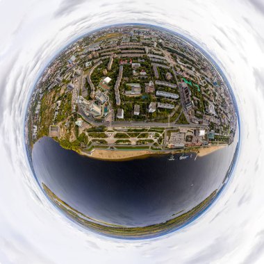 Samara. - Rusya. Plajlı Volga nehri seti. Sonbahar manzarası. Hava görüntüsü. 360 derece gökyüzü panoramik asteroidi