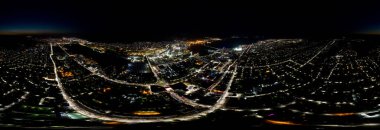 Novorossiysk, Rusya. Şehrin merkezi kısmından. Novorossiysk Körfezi 'ndeki liman. Paorama 360. Geceleri hava manzarası