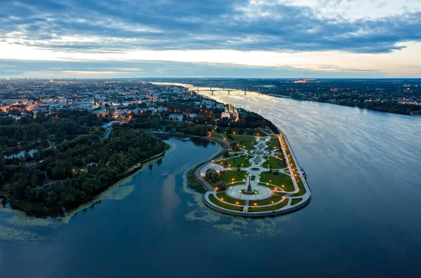 ロシアのヤロスラヴル Strelka公園 VolgaとKotorosl川 空の景色 夕暮れ — ストック写真