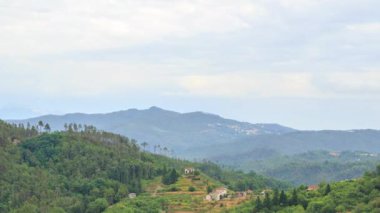 Pignone, La Spezia, İtalya. Gün batımında dağ manzarası. 4K