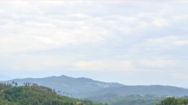 Pignone, La Spezia, İtalya. Gün batımında dağ manzarası. 4K