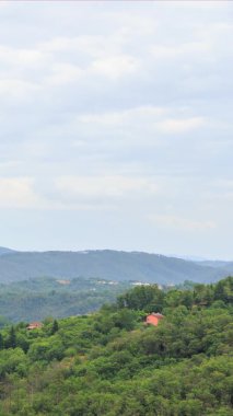 Pignone, La Spezia, İtalya. Gün batımında dağ manzarası. 4K