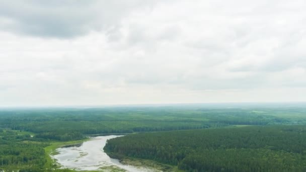 Росія, Урал. Вирушаємо над полями та лісами. Свампі Понд. Хмари з прогалинами. 4K — стокове відео