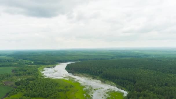 Rússia, Ural. Descolagem sobre campos e florestas. Lagoa pantanosa. Nuvens com lacunas. 4K — Vídeo de Stock