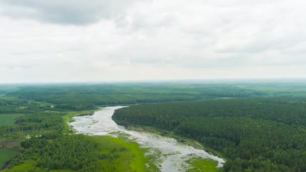 Ryssland, Ural. Takeoff över fält och skogar. Träsk damm. Moln med luckor. 4K — Stockvideo