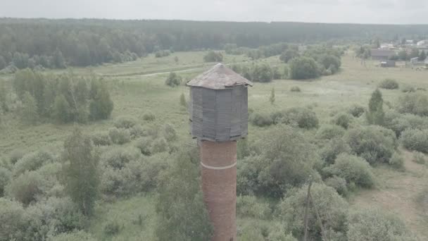 Rusland, Oeral. Over de velden vliegen. Rijen aardappelen verbouwen. Oude rode bakstenen watertoren. 4K — Stockvideo