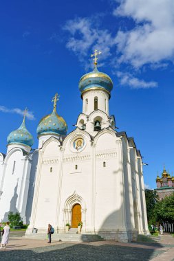 Sergiev Posad, Rusya - 18 Ağustos 2020: Kutsal Ruh 'un Çöküşü Kilisesi. Kutsal Üçlü Sergius Lavra