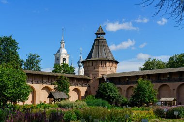 Suzdal, Rusya - 11 Ağustos 2020: Spaso-Evfimiev Manastırı - Erkek Manastırı. Eczacılık Bahçesi