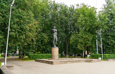 Yaroslavl, Rusya - 13 Ağustos 2020: F.G. Volkov Anıtı. Volkova Meydanı