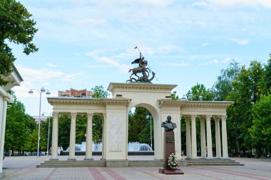 Krasnodar, Rusya - 27 Ağustos 2020: Georgy Konstantinovich Zhukov Anıtı. Anıt kemer 