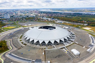 Samara, Rusya - 20 Eylül 2020: Dayanışma Arena (Nisan 2021 'e kadar Samara Arena), 2018 FIFA Dünya Kupası için özel olarak inşa edilen futbol stadyumu. Hava görüntüsü. Düş