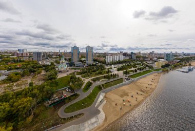 Samara, Rusya - 20 Eylül 2020: Tanrı 'nın Bilgeliği Sophia Katedrali. Volga nehri seti. Heykel - Kale (Ladya). Sonbaharda hava görüntüsü