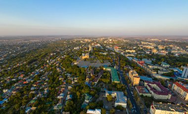 Stavropol, Rusya - 17 Eylül 2020: Günbatımında şehir merkezinin hava görüntüsü. Düş