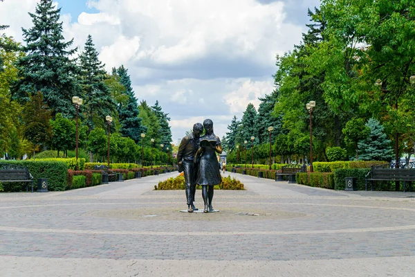 Krasnodar Rússia Agosto 2020 Estudantes Shurik Lida Escultura Gênero Rua — Fotografia de Stock