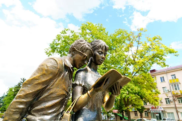 Krasnodar Russia August 2020 Students Shurik Lida Genre Sculpture Red — Stock Photo, Image