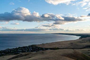 Gün batımında Volga Nehri manzarası. Bulutlar