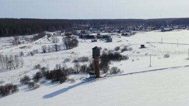 Kışın uçmak. Karla kaplı bir tarlada eski su kulesi, Hava Görüntüsü  