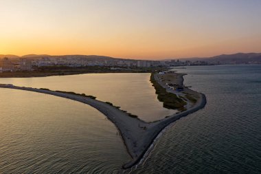 Novorossiysk, Rusya. Şehrin merkezi kısmından. Sudzhukskaya Tükürüğü. Gün batımı. Hava görünümü