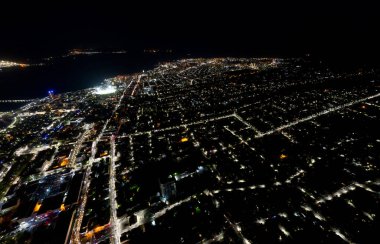 Novorossiysk, Rusya. Şehrin merkezi kısmından. Geceleri hava manzarası
