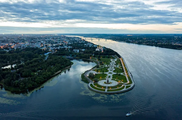 Yaroslavl Ryssland Strelka Park Volga Och Kotorosl Floder Flygutsikt Skymning — Stockfoto