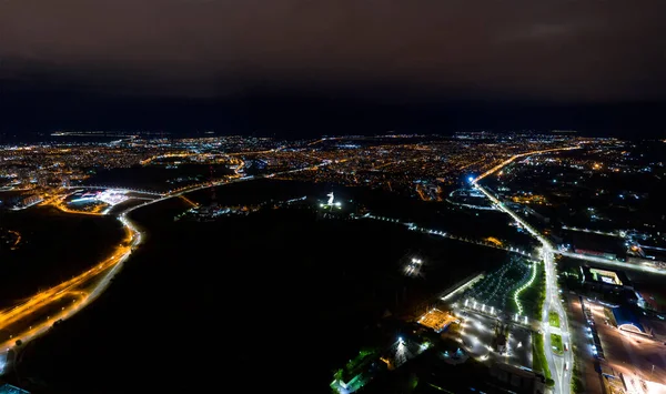 ロシアのヴォルゴグラード 夜の街の光 夜の空中風景 — ストック写真