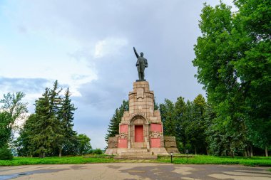 Kostroma, Rusya - 12 Ağustos 2020: V.I.Lenin Anıtı. Central park