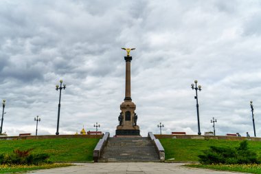 Yaroslavl, Rusya - 14 Ağustos 2020: Strelka Parkı. Yaroslavl 'ın 1000. yıldönümü anıtı