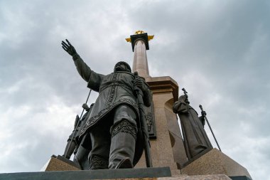 Yaroslavl, Rusya - 14 Ağustos 2020: Strelka Parkı. Yaroslavl 'ın 1000. yıldönümü anıtı