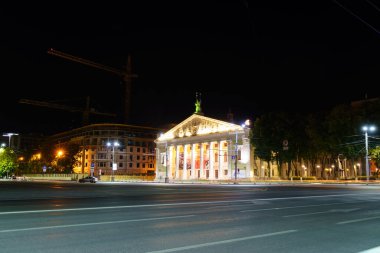 Voronezh, Rusya - 23 Ağustos 2020 Voronezh Devlet Operası ve Bale Tiyatrosu. Gece