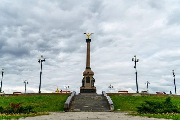 Yaroslavl, Rusya - 14 Ağustos 2020: Strelka Parkı. Yaroslavl 'ın 1000. yıldönümü anıtı