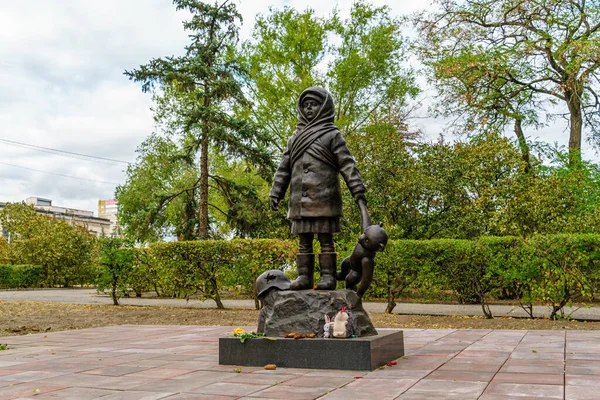 Volgograd Ryssland September 2020 Monument Över Flicka Med Nallebjörn Händerna — Stockfoto