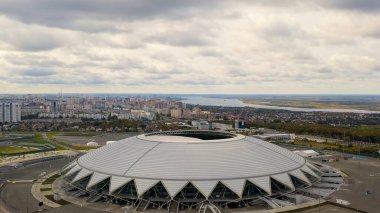 Samara, Rusya - 20 Eylül 2020 Samara Arena Stadyumu. Sonbahar bulutları, Hava Görünümü  