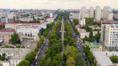 Krasnodar, Rusya - 27 Ağustos 2020: Alexandrovsky Bulvarı. Kutsal Büyük Şehit Catherine 'in fıskiyeli anıtı. Zafer Kemeri. Hava görüntüsü, Hava Görüntüsü  