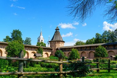 Suzdal, Rusya. Spaso-Evfimiev Manastırı - Erkek Manastırı. Kuleleri olan duvar