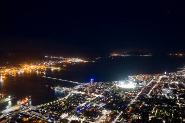 Novorossiysk, Rusya. Şehrin merkezi kısmından. Novorossiysk Körfezi 'ndeki liman. Geceleri hava manzarası