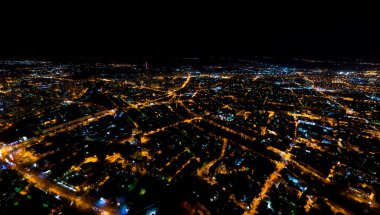 Astrakhan, Rusya. Geceleri şehrin havadan görünüşü. Sokak ışıkları