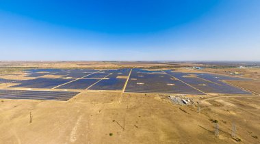 Stavropol, Rusya. Staromaryevka köyü. Rusya 'daki en büyük güneş enerjisi santrali. Hava görünümü