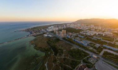Novorossiysk, Rusya. Şehrin merkezi kısmından. Güney bölgesi. Gün batımı. Hava görünümü