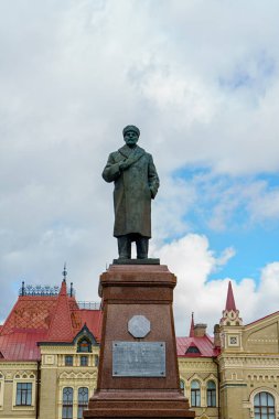 Rybinsk, Rusya - 16 Ağustos 2020: V. Lenin Anıtı. Lenin karesi