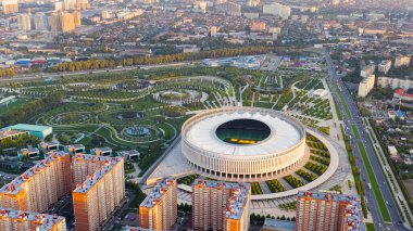 Krasnodar, Rusya - 29 Ağustos 2020: Krasnodar Stadyumu, Krasnodar Parkı 'nda bulunan bir futbol stadyumu. Gün batımı zamanı, Hava Görüntüsü  