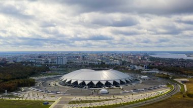 Samara, Rusya - 20 Eylül 2020 Samara Arena Stadyumu. Sonbahar bulutları, Hava Görünümü  