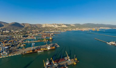 Novorossiysk, Rusya - 16 Eylül 2020: Şehrin merkezi bölümü. Novorossiysk Körfezi 'nde bir liman. Hava görünümü