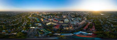 Stavropol, Rusya - 17 Eylül 2020: Günbatımında şehir merkezinin hava görüntüsü. Panorama 360. Sonbahar