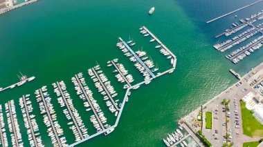 La Spezia, İtalya. İskelede yatlar. Şehrin merkezi kısmından. Hava görüntüsü. Yaz